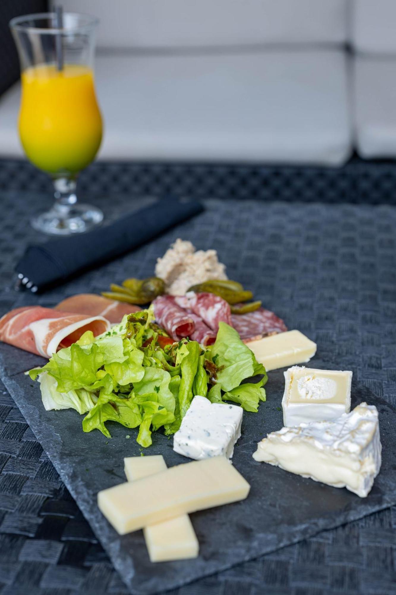Noemys Toulon La Valette - Hotel Restaurant Avec Piscine ภายนอก รูปภาพ